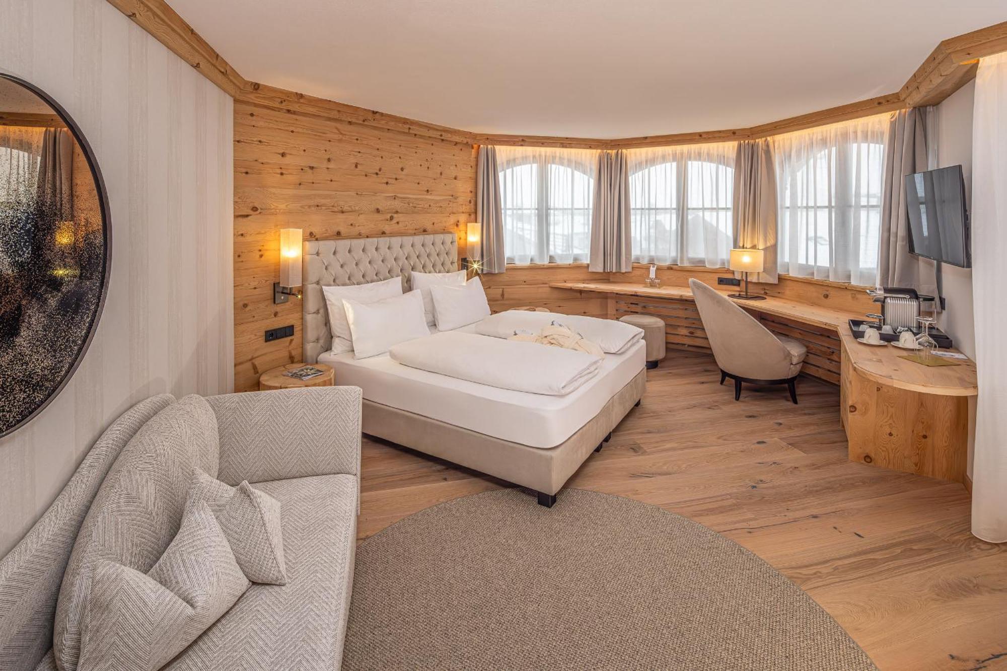 Savoy Dolomites Luxury & Spa Hotel เซลวาดีวัลการ์เดนา ภายนอก รูปภาพ