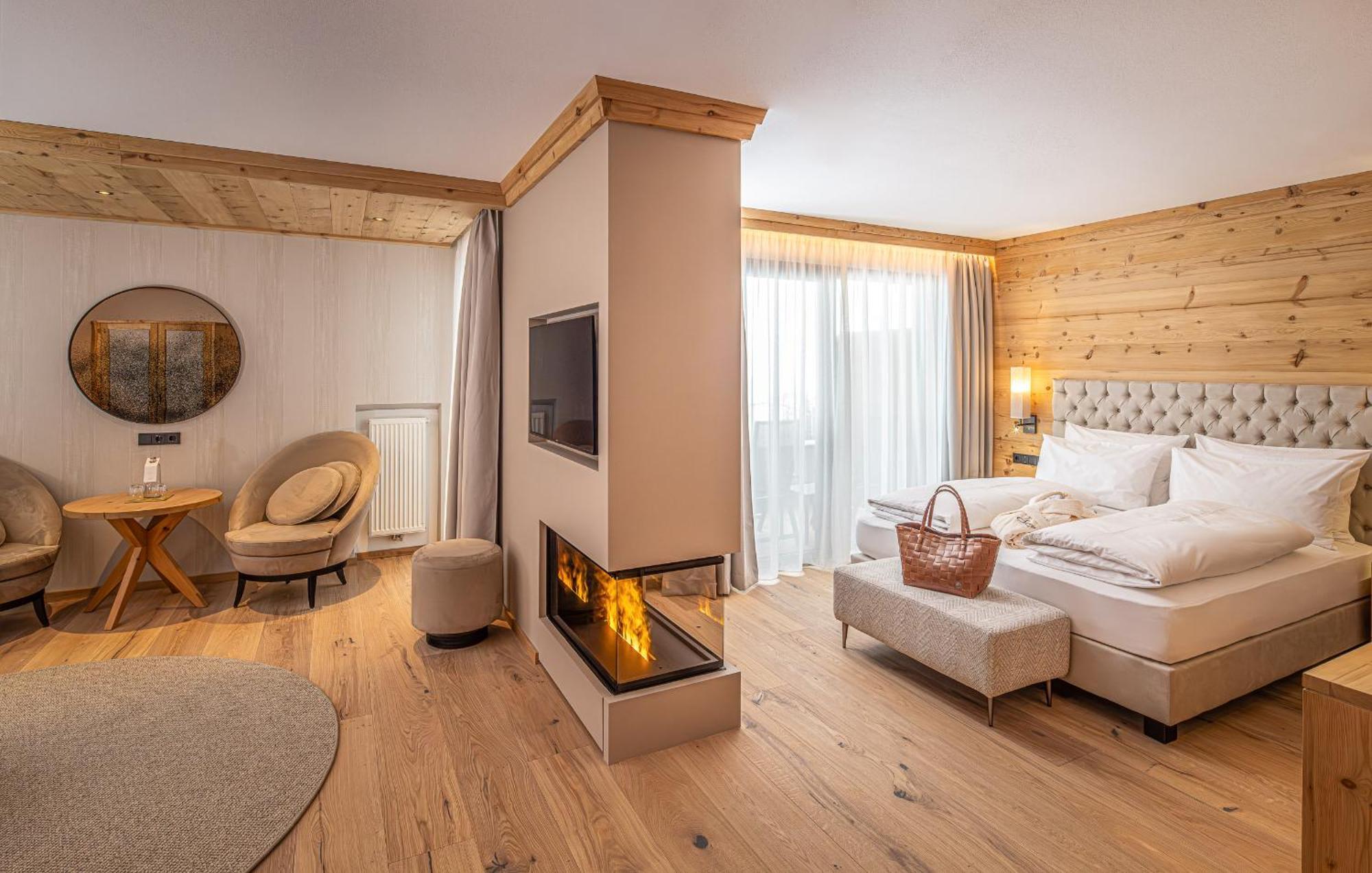 Savoy Dolomites Luxury & Spa Hotel เซลวาดีวัลการ์เดนา ภายนอก รูปภาพ