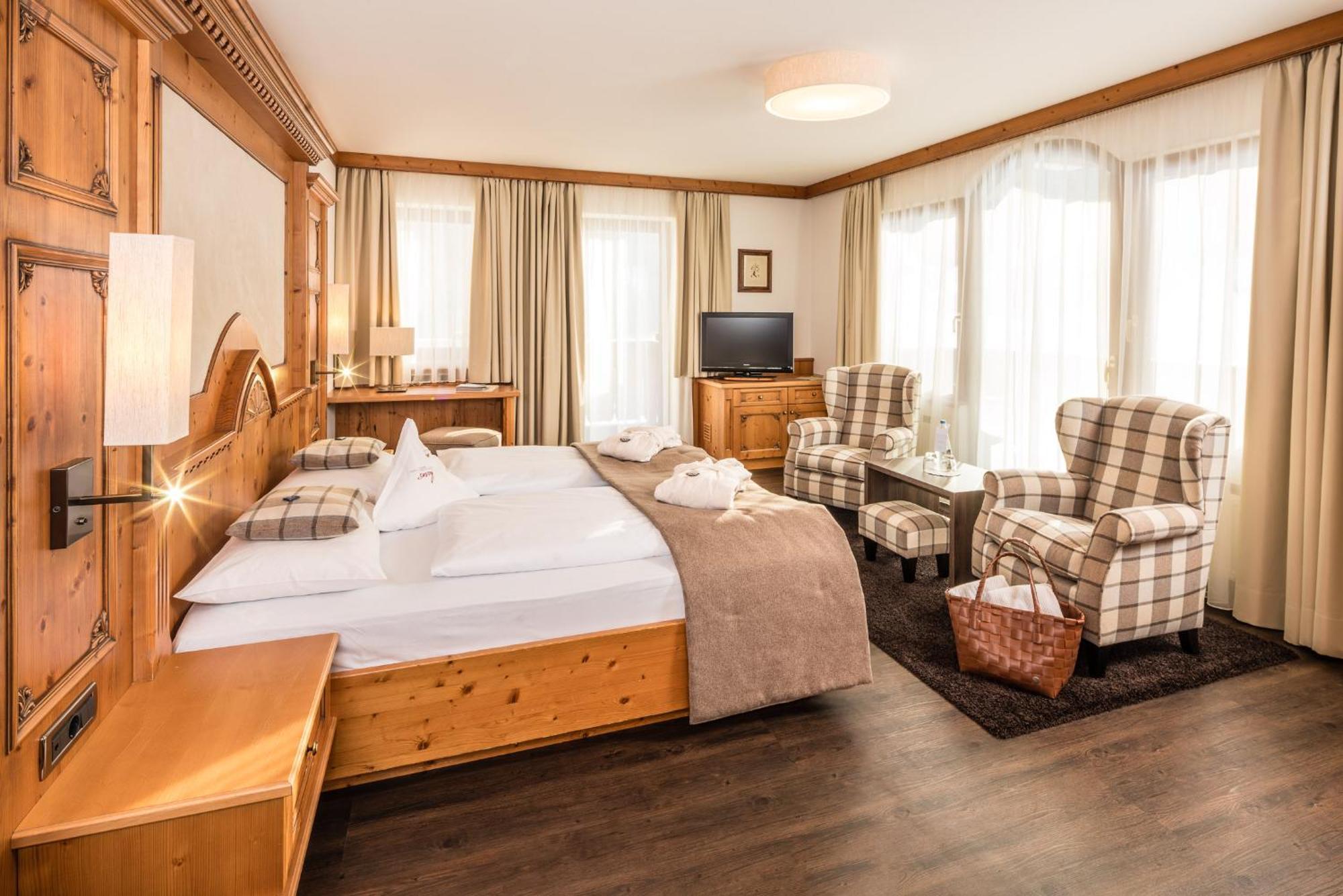 Savoy Dolomites Luxury & Spa Hotel เซลวาดีวัลการ์เดนา ภายนอก รูปภาพ