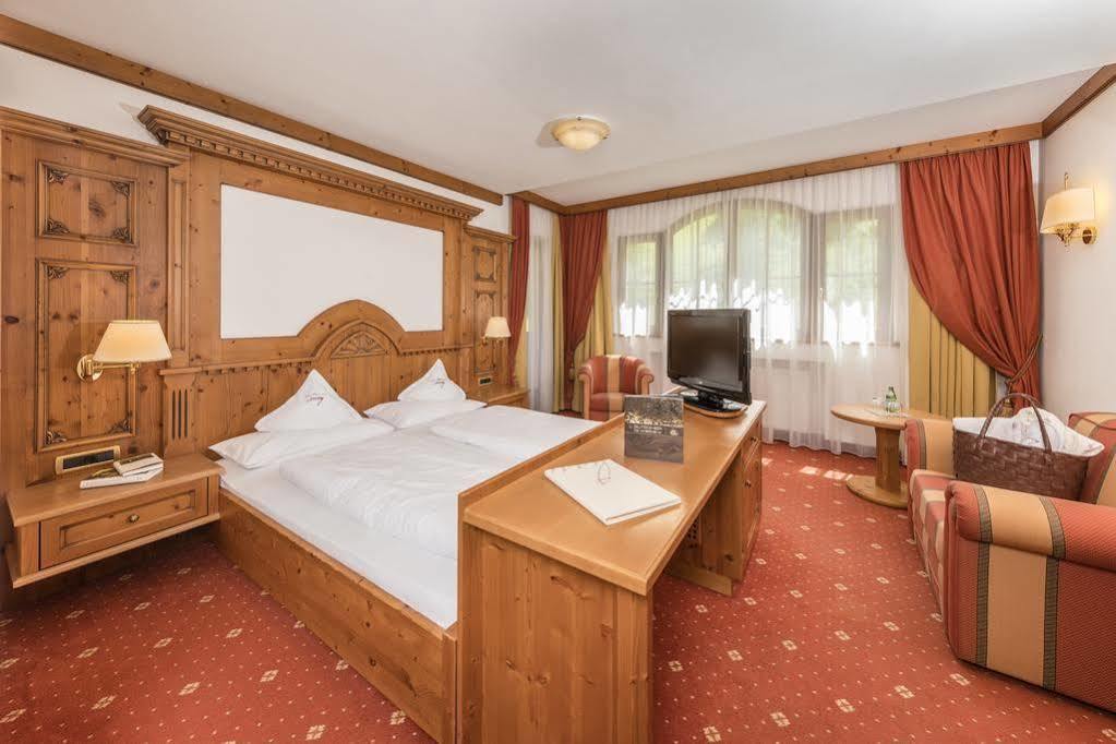 Savoy Dolomites Luxury & Spa Hotel เซลวาดีวัลการ์เดนา ภายนอก รูปภาพ